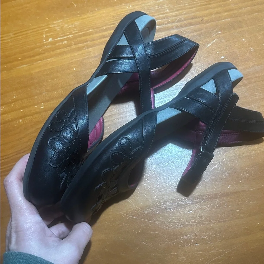 BareTraps Black Sandals with Floral Design - Picture 4 of 7